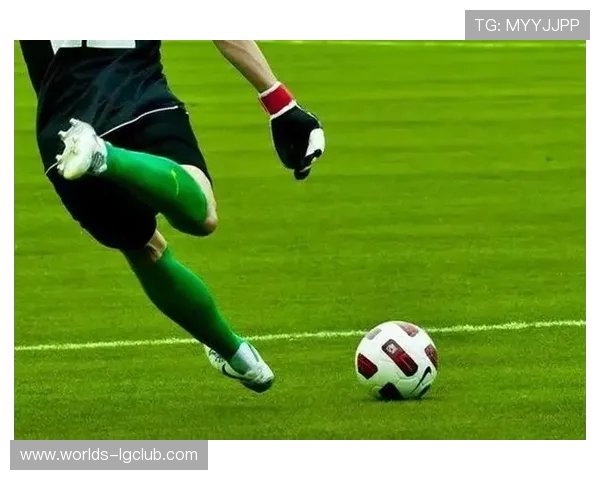 绿塔体育足球理念探索与实践:构建现代足球发展的全新路径 绿塔体育足球理念探索与实践:构建现代足球发展的全新路径