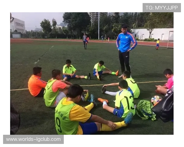 冬季足球容易开裂的深层成因及科学预防与日常维护关键综合解析全 冬季足球容易开裂的深层成因及科学预防与日常维护关键综合解析全