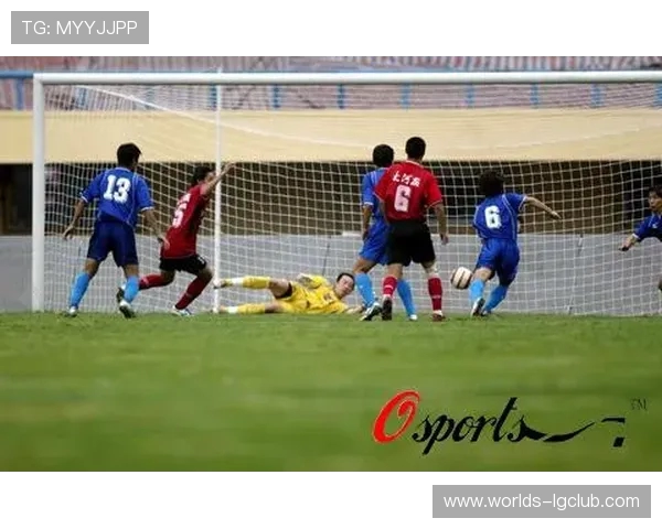 足球一分钟二球精彩瞬间震撼呈现 快速进攻与完美配合的完美结合