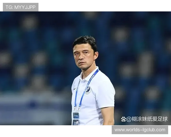 足球教练风衣带帽的独特魅力与战术指挥风格解析